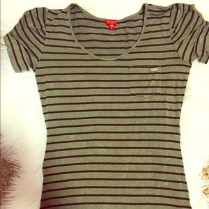 2/$22 🌺 Guess shirt